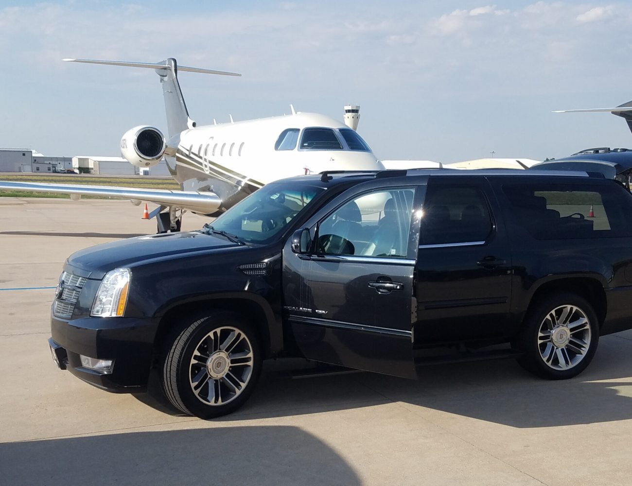 Centennial,,Colorado-,August,6,,2019:,Cadillac,Escalade,Parked,By,A